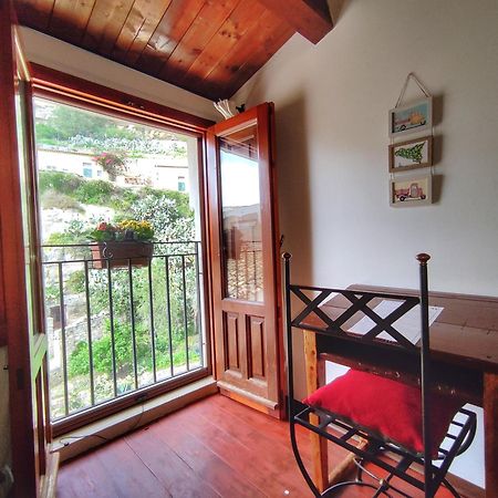 Lilibeth Houses - Charming & Lovely Views Шикли Номер фото